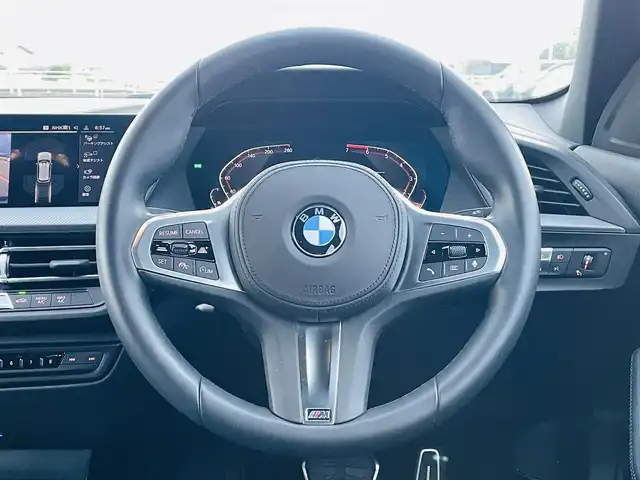 ＢＭＷ １１８ｉ Mスポーツ 佐賀県 2023(令5)年 0.9万km サファイアブラックP ワンオーナー/純正10.25インチHDDナビゲーション/・AM/FM/USB/Bluetooth/Apple car play/バックカメラ/前後ドライブレコーダー/ミラー一体型ETC/パワーバックドア/パーキングアシスト/電動パーキングブレーキ/AUTO HOLD機能/置くだけ充電/ハーフレザーシート/D＋N席パワーシート(D席メモリー機能付き)/革巻きステアリング/ステアリングリモコン/純正18インチアルミホイール/純正LEDヘッドライト/純正LEDフォグランプ/純正フロアマット/新車保証書/取扱説明書/スペアキー１本/ドライビングアシストプロフェッショナル/・アクティブクルーズコントロール（ストップ&ゴー機能付）/・ステアリング&レーンコントロールアシスト/・レーンディパーチャーウォーニング（車線逸脱警告システム）/・レーンチェンジウォーニング/・前車接近警告機能/・衝突回避被害軽減ブレーキ（事故回避アシスト付）/・後車衝突警告機能/・クロストラフィックウォーニング（フロント&リヤ）/・エマージェンシーストップアシスト/・トラフィックサインアシスト（速度制限認識）