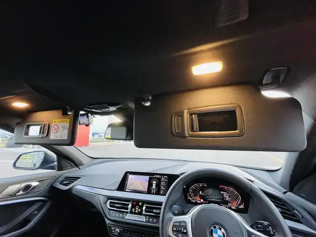 ＢＭＷ １１８ｉ Mスポーツ 佐賀県 2023(令5)年 0.9万km サファイアブラックP ワンオーナー/純正10.25インチHDDナビゲーション/・AM/FM/USB/Bluetooth/Apple car play/バックカメラ/前後ドライブレコーダー/ミラー一体型ETC/パワーバックドア/パーキングアシスト/電動パーキングブレーキ/AUTO HOLD機能/置くだけ充電/ハーフレザーシート/D＋N席パワーシート(D席メモリー機能付き)/革巻きステアリング/ステアリングリモコン/純正18インチアルミホイール/純正LEDヘッドライト/純正LEDフォグランプ/純正フロアマット/新車保証書/取扱説明書/スペアキー１本/ドライビングアシストプロフェッショナル/・アクティブクルーズコントロール（ストップ&ゴー機能付）/・ステアリング&レーンコントロールアシスト/・レーンディパーチャーウォーニング（車線逸脱警告システム）/・レーンチェンジウォーニング/・前車接近警告機能/・衝突回避被害軽減ブレーキ（事故回避アシスト付）/・後車衝突警告機能/・クロストラフィックウォーニング（フロント&リヤ）/・エマージェンシーストップアシスト/・トラフィックサインアシスト（速度制限認識）
