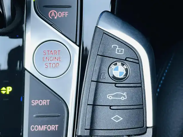 ＢＭＷ １１８ｉ Mスポーツ 佐賀県 2023(令5)年 0.9万km サファイアブラックP ワンオーナー/純正10.25インチHDDナビゲーション/・AM/FM/USB/Bluetooth/Apple car play/バックカメラ/前後ドライブレコーダー/ミラー一体型ETC/パワーバックドア/パーキングアシスト/電動パーキングブレーキ/AUTO HOLD機能/置くだけ充電/ハーフレザーシート/D＋N席パワーシート(D席メモリー機能付き)/革巻きステアリング/ステアリングリモコン/純正18インチアルミホイール/純正LEDヘッドライト/純正LEDフォグランプ/純正フロアマット/新車保証書/取扱説明書/スペアキー１本/ドライビングアシストプロフェッショナル/・アクティブクルーズコントロール（ストップ&ゴー機能付）/・ステアリング&レーンコントロールアシスト/・レーンディパーチャーウォーニング（車線逸脱警告システム）/・レーンチェンジウォーニング/・前車接近警告機能/・衝突回避被害軽減ブレーキ（事故回避アシスト付）/・後車衝突警告機能/・クロストラフィックウォーニング（フロント&リヤ）/・エマージェンシーストップアシスト/・トラフィックサインアシスト（速度制限認識）