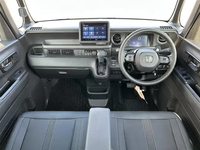 ホンダ Ｎ ＢＯＸ カスタム コーディネートスタイル 岡山県 2023(令5)年 2.6万km プラチナホワイトパール 純正8インチディスプレオオーディオ/AM、FM、Bluetooth、/AppleCarplay、AndroidAuto/バックカメラ/ETC/ロールサンシェード/シートバックテーブル/電動パーキングブレーキ/ブレーキホールド/ホンダセンシング/・衝突軽減ブレーキ/・歩行者事故低減ステアリング/・標識認識機能/・車線維持支援システム/・オートハイビーム/・後方誤発進抑制機能/・急アクセル抑制機能/・先行車発進お知らせ機能/・路外逸脱抑制機能/・渋滞追従機能付きアダブティブクルーズコントロール/・誤発進抑制機能/・近距離衝突軽減ブレーキ/・パーキングセンサーシステム
