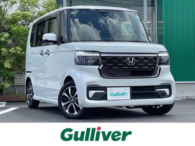 ホンダ Ｎ ＢＯＸ カスタム コーディネートスタイル 岡山県 2023(令5)年 2.6万km プラチナホワイトパール 純正8インチディスプレオオーディオ/AM、FM、Bluetooth、/AppleCarplay、AndroidAuto/バックカメラ/ETC/ロールサンシェード/シートバックテーブル/電動パーキングブレーキ/ブレーキホールド/ホンダセンシング/・衝突軽減ブレーキ/・歩行者事故低減ステアリング/・標識認識機能/・車線維持支援システム/・オートハイビーム/・後方誤発進抑制機能/・急アクセル抑制機能/・先行車発進お知らせ機能/・路外逸脱抑制機能/・渋滞追従機能付きアダブティブクルーズコントロール/・誤発進抑制機能/・近距離衝突軽減ブレーキ/・パーキングセンサーシステム