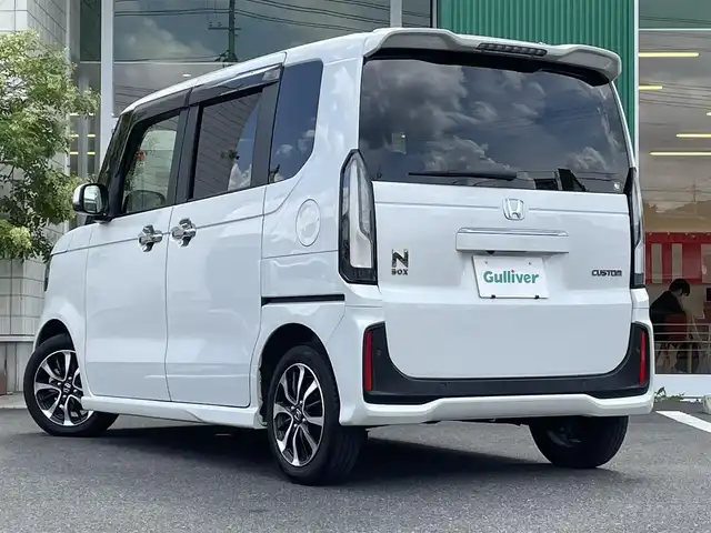ホンダ Ｎ ＢＯＸ カスタム コーディネートスタイル 岡山県 2023(令5)年 2.6万km プラチナホワイトパール 純正8インチディスプレオオーディオ/AM、FM、Bluetooth、/AppleCarplay、AndroidAuto/バックカメラ/ETC/ロールサンシェード/シートバックテーブル/電動パーキングブレーキ/ブレーキホールド/ホンダセンシング/・衝突軽減ブレーキ/・歩行者事故低減ステアリング/・標識認識機能/・車線維持支援システム/・オートハイビーム/・後方誤発進抑制機能/・急アクセル抑制機能/・先行車発進お知らせ機能/・路外逸脱抑制機能/・渋滞追従機能付きアダブティブクルーズコントロール/・誤発進抑制機能/・近距離衝突軽減ブレーキ/・パーキングセンサーシステム