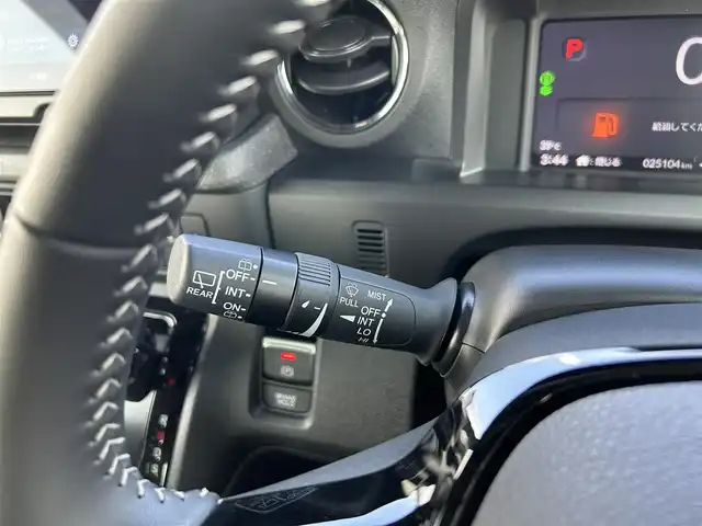 ホンダ Ｎ ＢＯＸ カスタム コーディネートスタイル 岡山県 2023(令5)年 2.6万km プラチナホワイトパール 純正8インチディスプレオオーディオ/AM、FM、Bluetooth、/AppleCarplay、AndroidAuto/バックカメラ/ETC/ロールサンシェード/シートバックテーブル/電動パーキングブレーキ/ブレーキホールド/ホンダセンシング/・衝突軽減ブレーキ/・歩行者事故低減ステアリング/・標識認識機能/・車線維持支援システム/・オートハイビーム/・後方誤発進抑制機能/・急アクセル抑制機能/・先行車発進お知らせ機能/・路外逸脱抑制機能/・渋滞追従機能付きアダブティブクルーズコントロール/・誤発進抑制機能/・近距離衝突軽減ブレーキ/・パーキングセンサーシステム