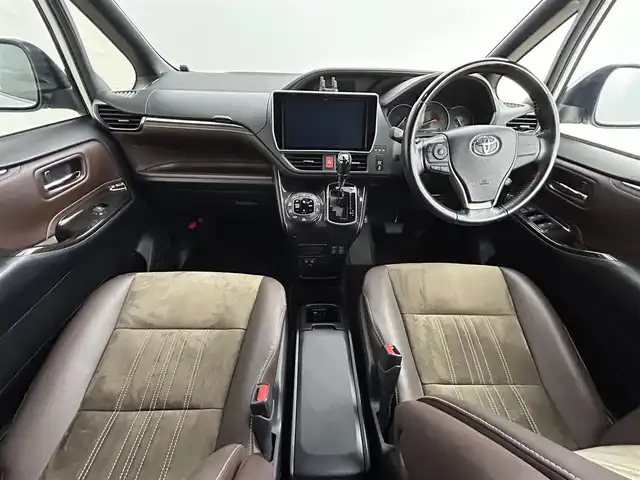トヨタ エスクァイア Gi プレミアムパッケージ 道央・札幌 2019(令1)年 6.6万km ホワイトパールクリスタルシャイン ・4WD/・純正10.5インチワイドナビゲーション（NSZT-Z68T）/　CD/DVD/フルセグ/SD/BT/・１２インチフリップダウンモニター(V12T-R68C)/・社外ドライブレコーダー前後（DC-DR65）/・バックカメラ/・ビルトインETC2.0/・テレビキット/・クルーズコントロール/・前席シートヒーター/・レーンキープアシスト/・プリクラッシュセーフティ/・パーキングサポートブレーキ/・横滑り防止装置/・前後コーナーセンサー/・先行車発進告知/・純正フロアマット/・ハーフレザーシート/・前席シートヒーター/・ステアリングヒーター/・LEDヘッドライト/・LEDフロントフォグランプ/・オートライト/・オートマチックハイビーム/・MTモード付AT/・スマートキー/・プッシュスタート/・スペアキー１本/・TRDアルミホイール17インチ＋夏タイヤ/・純正AW15インチ＋スタッドレス積込/・自動防眩ルームミラー/・電動格納ドアミラーウィンカー/・ドアバイザー/・シートバックテーブル/・２列目サンシェード/・ステアリングスイッチ