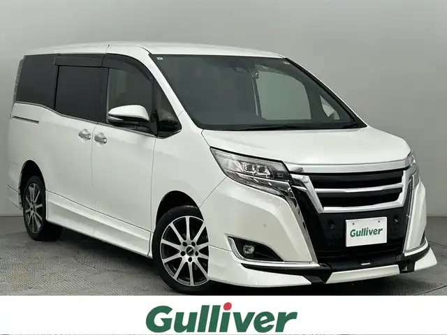 トヨタ エスクァイア Gi プレミアムパッケージ 道央・札幌 2019(令1)年 6.6万km ホワイトパールクリスタルシャイン ・4WD/・純正10.5インチワイドナビゲーション（NSZT-Z68T）/　CD/DVD/フルセグ/SD/BT/・１２インチフリップダウンモニター(V12T-R68C)/・社外ドライブレコーダー前後（DC-DR65）/・バックカメラ/・ビルトインETC2.0/・テレビキット/・クルーズコントロール/・前席シートヒーター/・レーンキープアシスト/・プリクラッシュセーフティ/・パーキングサポートブレーキ/・横滑り防止装置/・前後コーナーセンサー/・先行車発進告知/・純正フロアマット/・ハーフレザーシート/・前席シートヒーター/・ステアリングヒーター/・LEDヘッドライト/・LEDフロントフォグランプ/・オートライト/・オートマチックハイビーム/・MTモード付AT/・スマートキー/・プッシュスタート/・スペアキー１本/・TRDアルミホイール17インチ＋夏タイヤ/・純正AW15インチ＋スタッドレス積込/・自動防眩ルームミラー/・電動格納ドアミラーウィンカー/・ドアバイザー/・シートバックテーブル/・２列目サンシェード/・ステアリングスイッチ