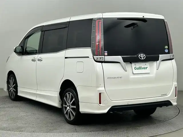トヨタ エスクァイア Gi プレミアムパッケージ 道央・札幌 2019(令1)年 6.6万km ホワイトパールクリスタルシャイン ・4WD/・純正10.5インチワイドナビゲーション（NSZT-Z68T）/　CD/DVD/フルセグ/SD/BT/・１２インチフリップダウンモニター(V12T-R68C)/・社外ドライブレコーダー前後（DC-DR65）/・バックカメラ/・ビルトインETC2.0/・テレビキット/・クルーズコントロール/・前席シートヒーター/・レーンキープアシスト/・プリクラッシュセーフティ/・パーキングサポートブレーキ/・横滑り防止装置/・前後コーナーセンサー/・先行車発進告知/・純正フロアマット/・ハーフレザーシート/・前席シートヒーター/・ステアリングヒーター/・LEDヘッドライト/・LEDフロントフォグランプ/・オートライト/・オートマチックハイビーム/・MTモード付AT/・スマートキー/・プッシュスタート/・スペアキー１本/・TRDアルミホイール17インチ＋夏タイヤ/・純正AW15インチ＋スタッドレス積込/・自動防眩ルームミラー/・電動格納ドアミラーウィンカー/・ドアバイザー/・シートバックテーブル/・２列目サンシェード/・ステアリングスイッチ