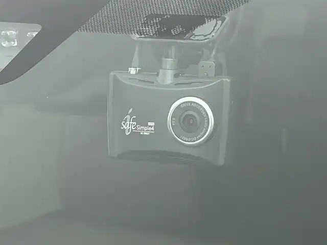 トヨタ エスクァイア Gi プレミアムパッケージ 道央・札幌 2019(令1)年 6.6万km ホワイトパールクリスタルシャイン ・4WD/・純正10.5インチワイドナビゲーション（NSZT-Z68T）/　CD/DVD/フルセグ/SD/BT/・１２インチフリップダウンモニター(V12T-R68C)/・社外ドライブレコーダー前後（DC-DR65）/・バックカメラ/・ビルトインETC2.0/・テレビキット/・クルーズコントロール/・前席シートヒーター/・レーンキープアシスト/・プリクラッシュセーフティ/・パーキングサポートブレーキ/・横滑り防止装置/・前後コーナーセンサー/・先行車発進告知/・純正フロアマット/・ハーフレザーシート/・前席シートヒーター/・ステアリングヒーター/・LEDヘッドライト/・LEDフロントフォグランプ/・オートライト/・オートマチックハイビーム/・MTモード付AT/・スマートキー/・プッシュスタート/・スペアキー１本/・TRDアルミホイール17インチ＋夏タイヤ/・純正AW15インチ＋スタッドレス積込/・自動防眩ルームミラー/・電動格納ドアミラーウィンカー/・ドアバイザー/・シートバックテーブル/・２列目サンシェード/・ステアリングスイッチ