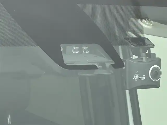 トヨタ エスクァイア Gi プレミアムパッケージ 道央・札幌 2019(令1)年 6.6万km ホワイトパールクリスタルシャイン ・4WD/・純正10.5インチワイドナビゲーション（NSZT-Z68T）/　CD/DVD/フルセグ/SD/BT/・１２インチフリップダウンモニター(V12T-R68C)/・社外ドライブレコーダー前後（DC-DR65）/・バックカメラ/・ビルトインETC2.0/・テレビキット/・クルーズコントロール/・前席シートヒーター/・レーンキープアシスト/・プリクラッシュセーフティ/・パーキングサポートブレーキ/・横滑り防止装置/・前後コーナーセンサー/・先行車発進告知/・純正フロアマット/・ハーフレザーシート/・前席シートヒーター/・ステアリングヒーター/・LEDヘッドライト/・LEDフロントフォグランプ/・オートライト/・オートマチックハイビーム/・MTモード付AT/・スマートキー/・プッシュスタート/・スペアキー１本/・TRDアルミホイール17インチ＋夏タイヤ/・純正AW15インチ＋スタッドレス積込/・自動防眩ルームミラー/・電動格納ドアミラーウィンカー/・ドアバイザー/・シートバックテーブル/・２列目サンシェード/・ステアリングスイッチ