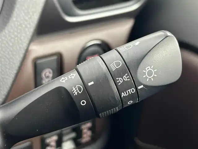 トヨタ エスクァイア Gi プレミアムパッケージ 道央・札幌 2019(令1)年 6.6万km ホワイトパールクリスタルシャイン ・4WD/・純正10.5インチワイドナビゲーション（NSZT-Z68T）/　CD/DVD/フルセグ/SD/BT/・１２インチフリップダウンモニター(V12T-R68C)/・社外ドライブレコーダー前後（DC-DR65）/・バックカメラ/・ビルトインETC2.0/・テレビキット/・クルーズコントロール/・前席シートヒーター/・レーンキープアシスト/・プリクラッシュセーフティ/・パーキングサポートブレーキ/・横滑り防止装置/・前後コーナーセンサー/・先行車発進告知/・純正フロアマット/・ハーフレザーシート/・前席シートヒーター/・ステアリングヒーター/・LEDヘッドライト/・LEDフロントフォグランプ/・オートライト/・オートマチックハイビーム/・MTモード付AT/・スマートキー/・プッシュスタート/・スペアキー１本/・TRDアルミホイール17インチ＋夏タイヤ/・純正AW15インチ＋スタッドレス積込/・自動防眩ルームミラー/・電動格納ドアミラーウィンカー/・ドアバイザー/・シートバックテーブル/・２列目サンシェード/・ステアリングスイッチ