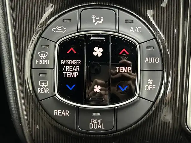 トヨタ エスクァイア Gi プレミアムパッケージ 道央・札幌 2019(令1)年 6.6万km ホワイトパールクリスタルシャイン ・4WD/・純正10.5インチワイドナビゲーション（NSZT-Z68T）/　CD/DVD/フルセグ/SD/BT/・１２インチフリップダウンモニター(V12T-R68C)/・社外ドライブレコーダー前後（DC-DR65）/・バックカメラ/・ビルトインETC2.0/・テレビキット/・クルーズコントロール/・前席シートヒーター/・レーンキープアシスト/・プリクラッシュセーフティ/・パーキングサポートブレーキ/・横滑り防止装置/・前後コーナーセンサー/・先行車発進告知/・純正フロアマット/・ハーフレザーシート/・前席シートヒーター/・ステアリングヒーター/・LEDヘッドライト/・LEDフロントフォグランプ/・オートライト/・オートマチックハイビーム/・MTモード付AT/・スマートキー/・プッシュスタート/・スペアキー１本/・TRDアルミホイール17インチ＋夏タイヤ/・純正AW15インチ＋スタッドレス積込/・自動防眩ルームミラー/・電動格納ドアミラーウィンカー/・ドアバイザー/・シートバックテーブル/・２列目サンシェード/・ステアリングスイッチ