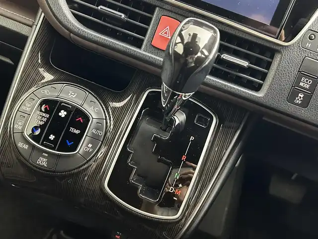 トヨタ エスクァイア Gi プレミアムパッケージ 道央・札幌 2019(令1)年 6.6万km ホワイトパールクリスタルシャイン ・4WD/・純正10.5インチワイドナビゲーション（NSZT-Z68T）/　CD/DVD/フルセグ/SD/BT/・１２インチフリップダウンモニター(V12T-R68C)/・社外ドライブレコーダー前後（DC-DR65）/・バックカメラ/・ビルトインETC2.0/・テレビキット/・クルーズコントロール/・前席シートヒーター/・レーンキープアシスト/・プリクラッシュセーフティ/・パーキングサポートブレーキ/・横滑り防止装置/・前後コーナーセンサー/・先行車発進告知/・純正フロアマット/・ハーフレザーシート/・前席シートヒーター/・ステアリングヒーター/・LEDヘッドライト/・LEDフロントフォグランプ/・オートライト/・オートマチックハイビーム/・MTモード付AT/・スマートキー/・プッシュスタート/・スペアキー１本/・TRDアルミホイール17インチ＋夏タイヤ/・純正AW15インチ＋スタッドレス積込/・自動防眩ルームミラー/・電動格納ドアミラーウィンカー/・ドアバイザー/・シートバックテーブル/・２列目サンシェード/・ステアリングスイッチ