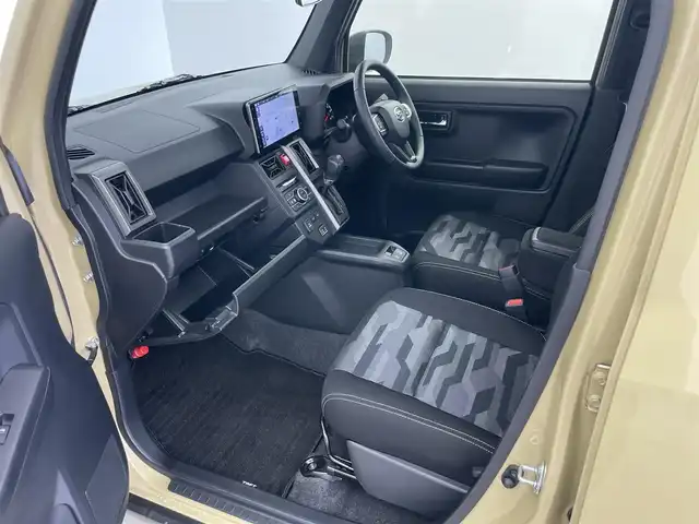 ダイハツ タフト G ターボ クロムベンチャー 愛知県 2022(令4)年 4.8万km サンドベージュメタリック スマートアシスト/　　・衝突警報機能/　　・衝突回避支援ブレーキ機能/　　・車線逸脱警報機能/　　・路側逸脱警報/　　・ふらつき警報/　　・アダプティブクルーズコントロール/　　・アダプティブドライビングハイビーム/　　・コーナーセンサー　/　　・パノラマモニター　/ディーラーオプション9インチナビ/　　CD/DVD/BT/フルセグ/ドライブレコーダー/ETC/革巻きステアリング/ステアリングリモコン/シートヒーター/ガラスルーフ/ルーフレール/純正LEDヘッドライト/フォグランプ/純正15インチアルミホイール