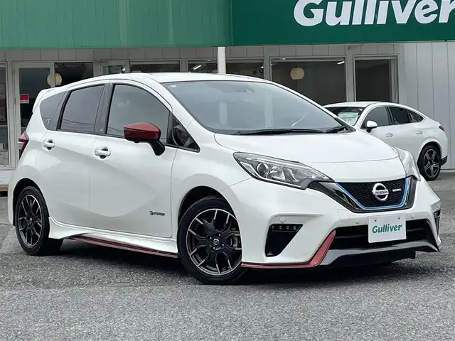 日産 ノート e－パワー ニスモ 千葉県 2017(平29)年 5万km ブリリアントホワイトパール エマージェンシーブレーキ/アラウンドビューモニター/インテリジェントルームミラー/純正SDナビ【MM516D-W】/・CD/DVD/Blu-ray/MSV/Bluetooth/フルセグ/インテリジェントキー/前後コーナーセンサー/純正ドライブレコーダー/ETC/純正16インチアルミホイール/純正LEDヘッドライト/フォグランプ/車線逸脱警報