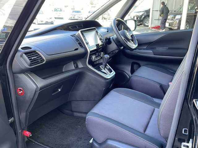 日産 セレナ ハイウェイスター Vセレクション 道東・釧路十勝 2018(平30)年 8.6万km ダイヤモンドブラック ・４WD/・純正9インチナビ/　（CD　DVD　AM　FM　BT　USB　AUX）/・純正フリップダウンモニター/・アラウンドビューモニター/・両側パワースライドドア/・ハンズフリーオートスライドドア/・クルーズコントロール/・エマージェンシーブレーキ/・前方ドライブレコーダー/・アイドリングストップ/・前後コーナーセンサー/・LEDライト/・サンシェード/・スマートキー/・プッシュスタート