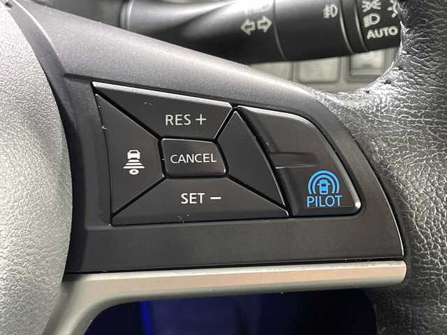 日産 セレナ e－パワー ハイウェイスター V 神奈川県 2018(平30)年 6.4万km ブリリアントシルバー プロパイロット/純正8型ナビ【MM517D-L】/・BT/フルセグTV/CD/DVD/BD/USB//AUX/アラウンドビューモニター/純正フリップダウンモニター/インテリジェントルームミラー/両側電動スライドドア/ハンズフリー/革巻きステアリング/ステアリングスイッチ/ステアリングヒーター/Autoライト/シートヒーター(D/N)/ETC/ドライブレコーダー/LEDヘッドライト/フォグランプ/インテリジェントキー/スペアキー/プッシュスタートボタン/2列目サンシェード/前後ソナー/純正15インチアルミホイール/純正フロアマット