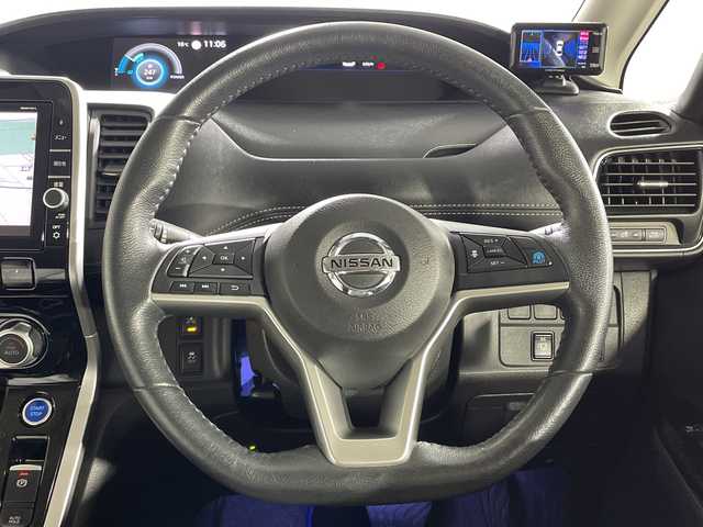 日産 セレナ e－パワー ハイウェイスター V 神奈川県 2018(平30)年 6.4万km ブリリアントシルバー プロパイロット/純正8型ナビ【MM517D-L】/・BT/フルセグTV/CD/DVD/BD/USB//AUX/アラウンドビューモニター/純正フリップダウンモニター/インテリジェントルームミラー/両側電動スライドドア/ハンズフリー/革巻きステアリング/ステアリングスイッチ/ステアリングヒーター/Autoライト/シートヒーター(D/N)/ETC/ドライブレコーダー/LEDヘッドライト/フォグランプ/インテリジェントキー/スペアキー/プッシュスタートボタン/2列目サンシェード/前後ソナー/純正15インチアルミホイール/純正フロアマット