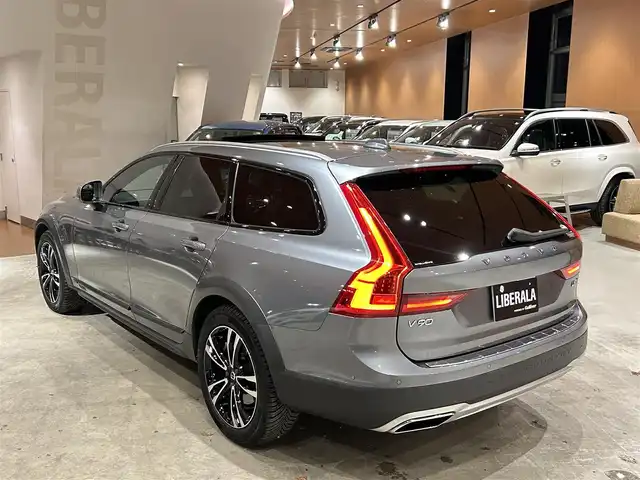 ボルボ Ｖ９０ クロスカントリー D4 AWD プロ 道央・札幌 2020(令2)年 4.4万km オスミウムグレーM メタリックペイント/電動パノラマガラスサンルーフ/Bowers＆Wilkinsサラウンド/インテリセーフ /　・360°カメラ/　・City Safety/　・ACC/　・BLIS/　・LKA/　・LCMA/　・CTA/純正HDDナビ/　・USB/BT/フルセグテレビ/ヘッドアップディスプレイ/ナッパレザーシート/シートヒーター/シートベンチレーション/ステアリングヒーター