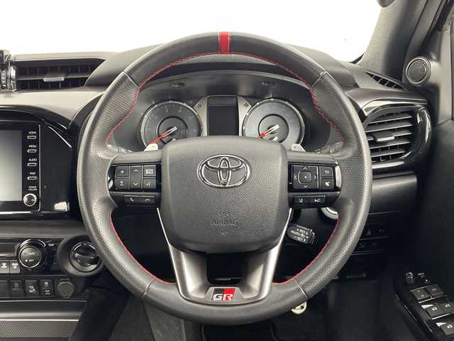 トヨタ ハイラックス Z GRスポーツ 新潟県 2023(令5)年 2.3万km アティチュードブラックマイカ ワンオーナー/4WD/純正メモリナビ/　Bluetooth/USB/プリクラッシュセーフティ/レーンキープアシスト/レーダークルーズコントロール/全方位モニター/前後コーナーセンサー/ハーフレザーシート/D席メモリーシート/ETC/アイドリングストップ/レザーステアリング/ステアリングスイッチ/パドルシフト/トノカバー