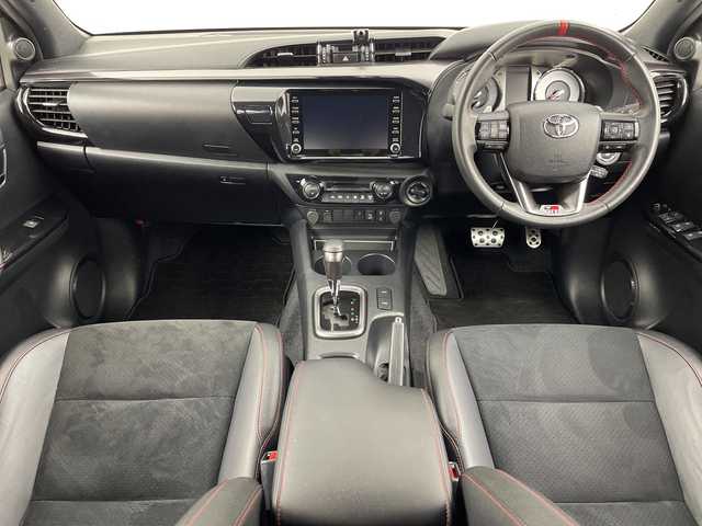 トヨタ ハイラックス Z GRスポーツ 新潟県 2023(令5)年 2.3万km アティチュードブラックマイカ ワンオーナー/4WD/純正メモリナビ/　Bluetooth/USB/プリクラッシュセーフティ/レーンキープアシスト/レーダークルーズコントロール/全方位モニター/前後コーナーセンサー/ハーフレザーシート/D席メモリーシート/ETC/アイドリングストップ/レザーステアリング/ステアリングスイッチ/パドルシフト/トノカバー