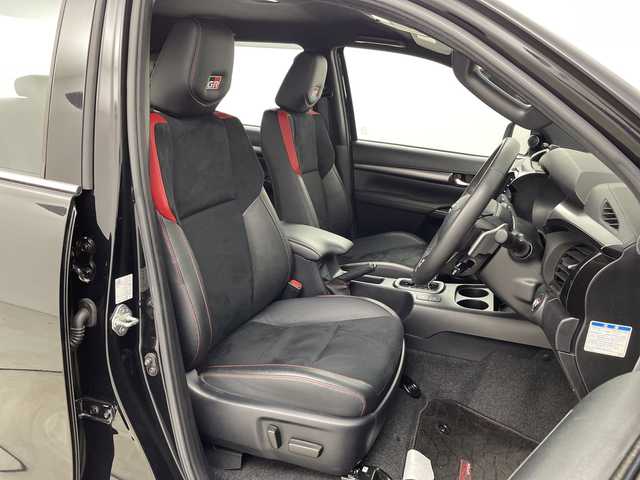 トヨタ ハイラックス Z GRスポーツ 新潟県 2023(令5)年 2.3万km アティチュードブラックマイカ ワンオーナー/4WD/純正メモリナビ/　Bluetooth/USB/プリクラッシュセーフティ/レーンキープアシスト/レーダークルーズコントロール/全方位モニター/前後コーナーセンサー/ハーフレザーシート/D席メモリーシート/ETC/アイドリングストップ/レザーステアリング/ステアリングスイッチ/パドルシフト/トノカバー