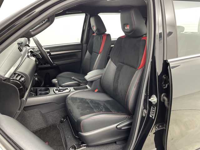 トヨタ ハイラックス Z GRスポーツ 新潟県 2023(令5)年 2.3万km アティチュードブラックマイカ ワンオーナー/4WD/純正メモリナビ/　Bluetooth/USB/プリクラッシュセーフティ/レーンキープアシスト/レーダークルーズコントロール/全方位モニター/前後コーナーセンサー/ハーフレザーシート/D席メモリーシート/ETC/アイドリングストップ/レザーステアリング/ステアリングスイッチ/パドルシフト/トノカバー