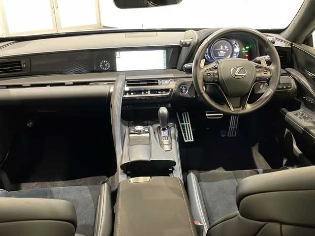 レクサス ＬＣ 500h Sパッケージ 新潟県 2018(平30)年 2.7万km グラファイトブラックガラスフレーク オプション装備/マークレビンソンリファレンスサラウンドサウンドシステム/カラーヘッドアップディスプレイ/標準装備/10.3インチワイドディスプレイ（フルセグTV、CD、DVD、Blu-ray、Miracast、Bluetooth、SD、USB、AUX）/バックカメラ/ETC2.0/ブラインドスポットモニター/プリクラッシュセーフティ/レーダークルーズコントロール/レーンキーピングアシスト/オートマチックハイビーム/CFRPルーフ、CFRPスカッフプレート/21インチ鍛造アルミホイール（ポリッシュ仕上げ＋ブラック塗装）/アクティブリヤウイング/ トルセンLSD/ギヤ比可変ステアリング［VGRS］/VDIM（アクティブステアリング統合制御付）/LDH（レクサス・ダイナミック・ハンドリングシステム）/アルカンターラルーフ/サンバイザー/ピラー・ルーフサイドガーニッシュ/パッケージトレイ/アルカンターラメーターフード/運転席・助手席アルカンターラ/本革スポーツシート（ベンチレーション・ヒーター付）＆後席アルカンターラシート/運転席・助手席8Wayパワーシート/クリアランスソナー/純正フロアマット