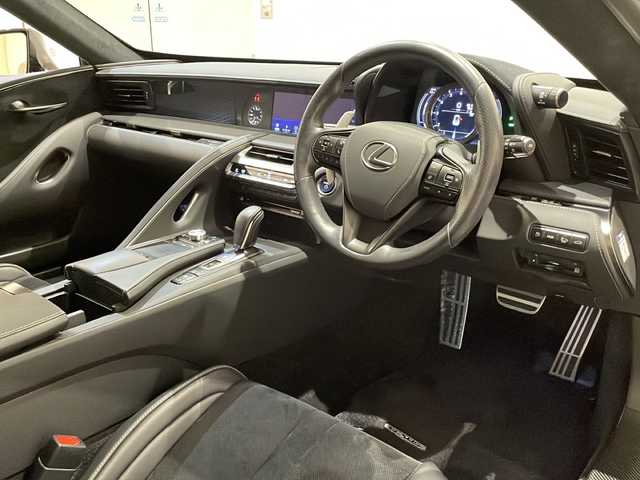 レクサス ＬＣ 500h Sパッケージ 新潟県 2018(平30)年 2.7万km グラファイトブラックガラスフレーク オプション装備/マークレビンソンリファレンスサラウンドサウンドシステム/カラーヘッドアップディスプレイ/標準装備/10.3インチワイドディスプレイ（フルセグTV、CD、DVD、Blu-ray、Miracast、Bluetooth、SD、USB、AUX）/バックカメラ/ETC2.0/ブラインドスポットモニター/プリクラッシュセーフティ/レーダークルーズコントロール/レーンキーピングアシスト/オートマチックハイビーム/CFRPルーフ、CFRPスカッフプレート/21インチ鍛造アルミホイール（ポリッシュ仕上げ＋ブラック塗装）/アクティブリヤウイング/ トルセンLSD/ギヤ比可変ステアリング［VGRS］/VDIM（アクティブステアリング統合制御付）/LDH（レクサス・ダイナミック・ハンドリングシステム）/アルカンターラルーフ/サンバイザー/ピラー・ルーフサイドガーニッシュ/パッケージトレイ/アルカンターラメーターフード/運転席・助手席アルカンターラ/本革スポーツシート（ベンチレーション・ヒーター付）＆後席アルカンターラシート/運転席・助手席8Wayパワーシート/クリアランスソナー/純正フロアマット
