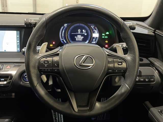レクサス ＬＣ 500h Sパッケージ 新潟県 2018(平30)年 2.7万km グラファイトブラックガラスフレーク オプション装備/マークレビンソンリファレンスサラウンドサウンドシステム/カラーヘッドアップディスプレイ/標準装備/10.3インチワイドディスプレイ（フルセグTV、CD、DVD、Blu-ray、Miracast、Bluetooth、SD、USB、AUX）/バックカメラ/ETC2.0/ブラインドスポットモニター/プリクラッシュセーフティ/レーダークルーズコントロール/レーンキーピングアシスト/オートマチックハイビーム/CFRPルーフ、CFRPスカッフプレート/21インチ鍛造アルミホイール（ポリッシュ仕上げ＋ブラック塗装）/アクティブリヤウイング/ トルセンLSD/ギヤ比可変ステアリング［VGRS］/VDIM（アクティブステアリング統合制御付）/LDH（レクサス・ダイナミック・ハンドリングシステム）/アルカンターラルーフ/サンバイザー/ピラー・ルーフサイドガーニッシュ/パッケージトレイ/アルカンターラメーターフード/運転席・助手席アルカンターラ/本革スポーツシート（ベンチレーション・ヒーター付）＆後席アルカンターラシート/運転席・助手席8Wayパワーシート/クリアランスソナー/純正フロアマット