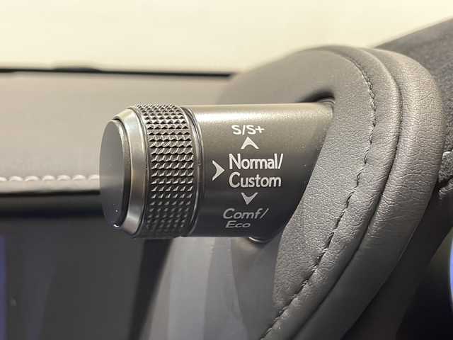 レクサス ＬＣ 500h Sパッケージ 新潟県 2018(平30)年 2.7万km グラファイトブラックガラスフレーク オプション装備/マークレビンソンリファレンスサラウンドサウンドシステム/カラーヘッドアップディスプレイ/標準装備/10.3インチワイドディスプレイ（フルセグTV、CD、DVD、Blu-ray、Miracast、Bluetooth、SD、USB、AUX）/バックカメラ/ETC2.0/ブラインドスポットモニター/プリクラッシュセーフティ/レーダークルーズコントロール/レーンキーピングアシスト/オートマチックハイビーム/CFRPルーフ、CFRPスカッフプレート/21インチ鍛造アルミホイール（ポリッシュ仕上げ＋ブラック塗装）/アクティブリヤウイング/ トルセンLSD/ギヤ比可変ステアリング［VGRS］/VDIM（アクティブステアリング統合制御付）/LDH（レクサス・ダイナミック・ハンドリングシステム）/アルカンターラルーフ/サンバイザー/ピラー・ルーフサイドガーニッシュ/パッケージトレイ/アルカンターラメーターフード/運転席・助手席アルカンターラ/本革スポーツシート（ベンチレーション・ヒーター付）＆後席アルカンターラシート/運転席・助手席8Wayパワーシート/クリアランスソナー/純正フロアマット