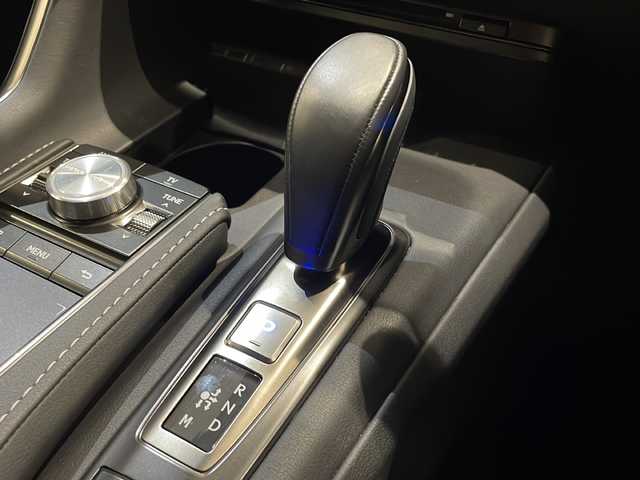 レクサス ＬＣ 500h Sパッケージ 新潟県 2018(平30)年 2.7万km グラファイトブラックガラスフレーク オプション装備/マークレビンソンリファレンスサラウンドサウンドシステム/カラーヘッドアップディスプレイ/標準装備/10.3インチワイドディスプレイ（フルセグTV、CD、DVD、Blu-ray、Miracast、Bluetooth、SD、USB、AUX）/バックカメラ/ETC2.0/ブラインドスポットモニター/プリクラッシュセーフティ/レーダークルーズコントロール/レーンキーピングアシスト/オートマチックハイビーム/CFRPルーフ、CFRPスカッフプレート/21インチ鍛造アルミホイール（ポリッシュ仕上げ＋ブラック塗装）/アクティブリヤウイング/ トルセンLSD/ギヤ比可変ステアリング［VGRS］/VDIM（アクティブステアリング統合制御付）/LDH（レクサス・ダイナミック・ハンドリングシステム）/アルカンターラルーフ/サンバイザー/ピラー・ルーフサイドガーニッシュ/パッケージトレイ/アルカンターラメーターフード/運転席・助手席アルカンターラ/本革スポーツシート（ベンチレーション・ヒーター付）＆後席アルカンターラシート/運転席・助手席8Wayパワーシート/クリアランスソナー/純正フロアマット