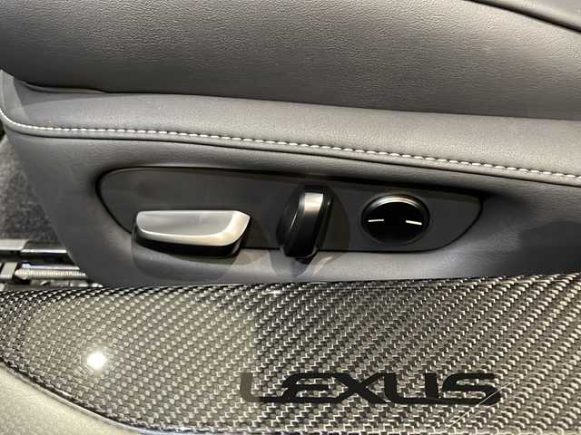 レクサス ＬＣ 500h Sパッケージ 新潟県 2018(平30)年 2.7万km グラファイトブラックガラスフレーク オプション装備/マークレビンソンリファレンスサラウンドサウンドシステム/カラーヘッドアップディスプレイ/標準装備/10.3インチワイドディスプレイ（フルセグTV、CD、DVD、Blu-ray、Miracast、Bluetooth、SD、USB、AUX）/バックカメラ/ETC2.0/ブラインドスポットモニター/プリクラッシュセーフティ/レーダークルーズコントロール/レーンキーピングアシスト/オートマチックハイビーム/CFRPルーフ、CFRPスカッフプレート/21インチ鍛造アルミホイール（ポリッシュ仕上げ＋ブラック塗装）/アクティブリヤウイング/ トルセンLSD/ギヤ比可変ステアリング［VGRS］/VDIM（アクティブステアリング統合制御付）/LDH（レクサス・ダイナミック・ハンドリングシステム）/アルカンターラルーフ/サンバイザー/ピラー・ルーフサイドガーニッシュ/パッケージトレイ/アルカンターラメーターフード/運転席・助手席アルカンターラ/本革スポーツシート（ベンチレーション・ヒーター付）＆後席アルカンターラシート/運転席・助手席8Wayパワーシート/クリアランスソナー/純正フロアマット