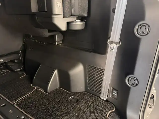 三菱 デリカＤ：５ ジャスパー 三重県 2020(令2)年 2.4万km アイガーグレーM/ダイヤモンドブラックマイカ ディーゼル・ターボ/フルタイム4WD/MTモード付インパネ8AT/純正 10.1インチナビ QY9000MC/（FM/AM/TV/Music Catcher/Bluetooth/CD/DVD/SD/USB/iPod/HDMI/AUX）/11.5インチ 純正 後席フリップダウンモニター［ALPINE製］/マルチアラウンドモニター/両側オートスライドドア/e-Assist/・衝突被害軽減ブレーキシステム/・車線逸脱警報システム/・レーダークルーズコントロールシステム/・オートハイビーム/・誤発進抑制機能（前進時）/・後側方車両検知警報システム（レーンチェンジアシスト機能付）［BSW/LCA］/・後退時交差車両検知警報システム［RCTA］/装備/・ハーフレザーシート/・パワーシート（D6way）/・左右独立オートエアコン/・後席クーラー＆ヒーター/・AC100V電源コンセント（100W）/・オートライト/・LED ヘッドランプ＋フロントフォグランプ/・パドルシフト/・純正18inAW/・プッシュスタート/・保/取/・スマートキーx2/など