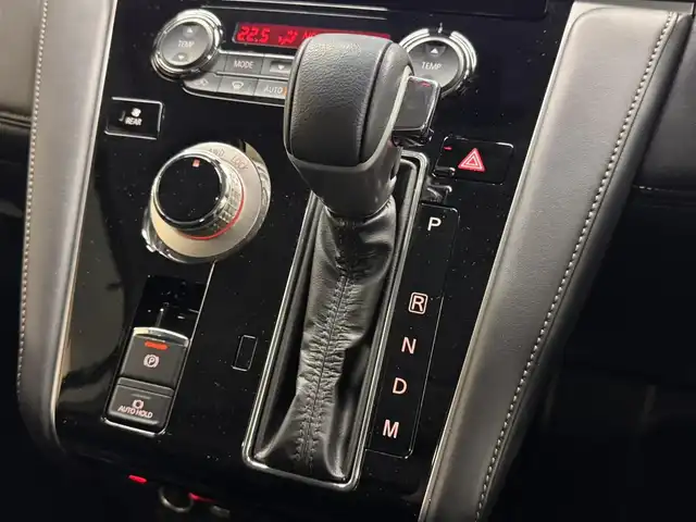 三菱 デリカＤ：５ ジャスパー 三重県 2020(令2)年 2.4万km アイガーグレーM/ダイヤモンドブラックマイカ ディーゼル・ターボ/フルタイム4WD/MTモード付インパネ8AT/純正 10.1インチナビ QY9000MC/（FM/AM/TV/Music Catcher/Bluetooth/CD/DVD/SD/USB/iPod/HDMI/AUX）/11.5インチ 純正 後席フリップダウンモニター［ALPINE製］/マルチアラウンドモニター/両側オートスライドドア/e-Assist/・衝突被害軽減ブレーキシステム/・車線逸脱警報システム/・レーダークルーズコントロールシステム/・オートハイビーム/・誤発進抑制機能（前進時）/・後側方車両検知警報システム（レーンチェンジアシスト機能付）［BSW/LCA］/・後退時交差車両検知警報システム［RCTA］/装備/・ハーフレザーシート/・パワーシート（D6way）/・左右独立オートエアコン/・後席クーラー＆ヒーター/・AC100V電源コンセント（100W）/・オートライト/・LED ヘッドランプ＋フロントフォグランプ/・パドルシフト/・純正18inAW/・プッシュスタート/・保/取/・スマートキーx2/など