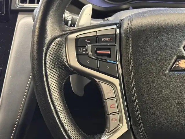 三菱 デリカＤ：５ ジャスパー 三重県 2020(令2)年 2.4万km アイガーグレーM/ダイヤモンドブラックマイカ ディーゼル・ターボ/フルタイム4WD/MTモード付インパネ8AT/純正 10.1インチナビ QY9000MC/（FM/AM/TV/Music Catcher/Bluetooth/CD/DVD/SD/USB/iPod/HDMI/AUX）/11.5インチ 純正 後席フリップダウンモニター［ALPINE製］/マルチアラウンドモニター/両側オートスライドドア/e-Assist/・衝突被害軽減ブレーキシステム/・車線逸脱警報システム/・レーダークルーズコントロールシステム/・オートハイビーム/・誤発進抑制機能（前進時）/・後側方車両検知警報システム（レーンチェンジアシスト機能付）［BSW/LCA］/・後退時交差車両検知警報システム［RCTA］/装備/・ハーフレザーシート/・パワーシート（D6way）/・左右独立オートエアコン/・後席クーラー＆ヒーター/・AC100V電源コンセント（100W）/・オートライト/・LED ヘッドランプ＋フロントフォグランプ/・パドルシフト/・純正18inAW/・プッシュスタート/・保/取/・スマートキーx2/など