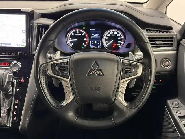 三菱 デリカＤ：５ ジャスパー 三重県 2020(令2)年 2.4万km アイガーグレーM/ダイヤモンドブラックマイカ ディーゼル・ターボ/フルタイム4WD/MTモード付インパネ8AT/純正 10.1インチナビ QY9000MC/（FM/AM/TV/Music Catcher/Bluetooth/CD/DVD/SD/USB/iPod/HDMI/AUX）/11.5インチ 純正 後席フリップダウンモニター［ALPINE製］/マルチアラウンドモニター/両側オートスライドドア/e-Assist/・衝突被害軽減ブレーキシステム/・車線逸脱警報システム/・レーダークルーズコントロールシステム/・オートハイビーム/・誤発進抑制機能（前進時）/・後側方車両検知警報システム（レーンチェンジアシスト機能付）［BSW/LCA］/・後退時交差車両検知警報システム［RCTA］/装備/・ハーフレザーシート/・パワーシート（D6way）/・左右独立オートエアコン/・後席クーラー＆ヒーター/・AC100V電源コンセント（100W）/・オートライト/・LED ヘッドランプ＋フロントフォグランプ/・パドルシフト/・純正18inAW/・プッシュスタート/・保/取/・スマートキーx2/など