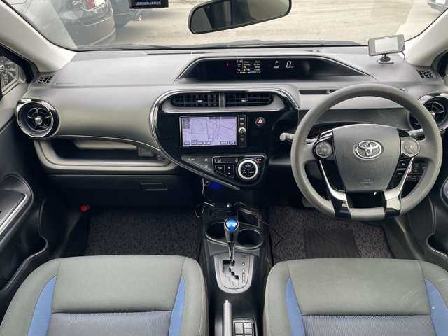 トヨタ アクア S 山口県 2017(平29)年 6.6万km ブラックマイカ 純正SDナビ/（AM/FM/CD/DVD/フルセグTV/Bluetooth接続）/バックカメラ/ドライブレコーダー（F/R）/純正フロアマット/ステアリングリモコンアダプター/レーダー探知機/ETC/アイドリングストップ/オートライト/スマートキー/エンジンスタートボタン/取扱説明書/車線逸脱警報