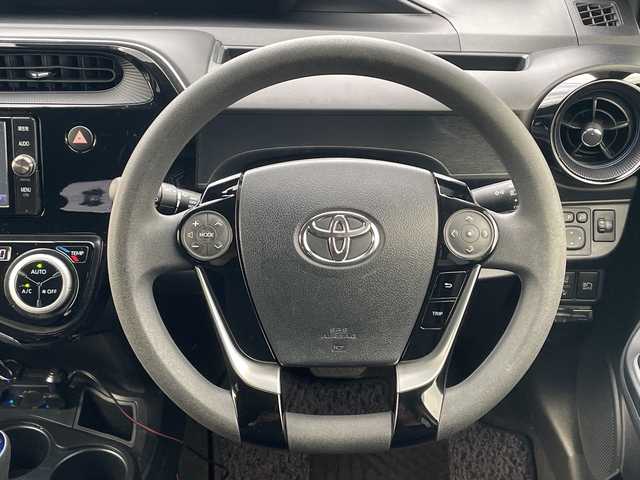 トヨタ アクア S 山口県 2017(平29)年 6.6万km ブラックマイカ 純正SDナビ/（AM/FM/CD/DVD/フルセグTV/Bluetooth接続）/バックカメラ/ドライブレコーダー（F/R）/純正フロアマット/ステアリングリモコンアダプター/レーダー探知機/ETC/アイドリングストップ/オートライト/スマートキー/エンジンスタートボタン/取扱説明書/車線逸脱警報