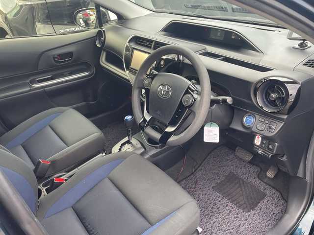 トヨタ アクア S 山口県 2017(平29)年 6.6万km ブラックマイカ 純正SDナビ/（AM/FM/CD/DVD/フルセグTV/Bluetooth接続）/バックカメラ/ドライブレコーダー（F/R）/純正フロアマット/ステアリングリモコンアダプター/レーダー探知機/ETC/アイドリングストップ/オートライト/スマートキー/エンジンスタートボタン/取扱説明書/車線逸脱警報