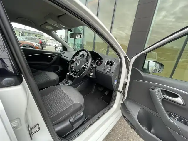 フォルクスワーゲン ポロ TSIコンフォートライン 石川県 2015(平27)年 6.1万km 白 社外ナビ(carrozzeria)/フルセグTV/CD/DVD/SD/ETC/USB入力端子/純正フロアマット/アイドリングストップ/リモコンキー/純正15インチアルミホイール