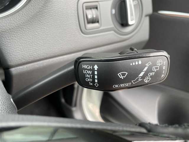 フォルクスワーゲン ポロ TSIコンフォートライン 石川県 2015(平27)年 6.1万km 白 社外ナビ(carrozzeria)/フルセグTV/CD/DVD/SD/ETC/USB入力端子/純正フロアマット/アイドリングストップ/リモコンキー/純正15インチアルミホイール