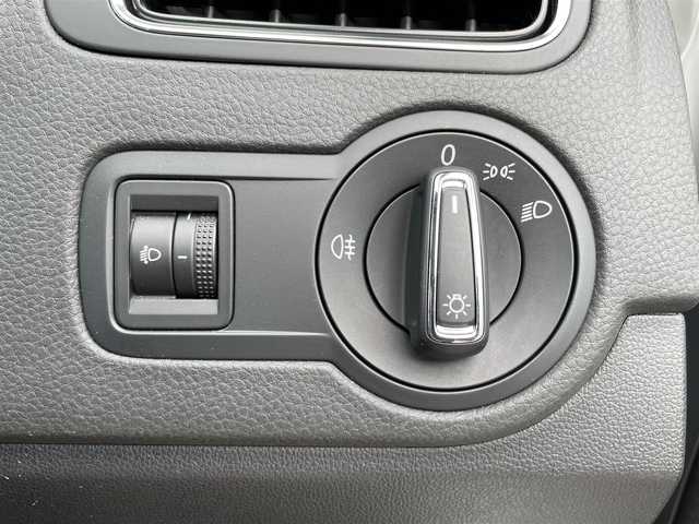 フォルクスワーゲン ポロ TSIコンフォートライン 石川県 2015(平27)年 6.1万km 白 社外ナビ(carrozzeria)/フルセグTV/CD/DVD/SD/ETC/USB入力端子/純正フロアマット/アイドリングストップ/リモコンキー/純正15インチアルミホイール