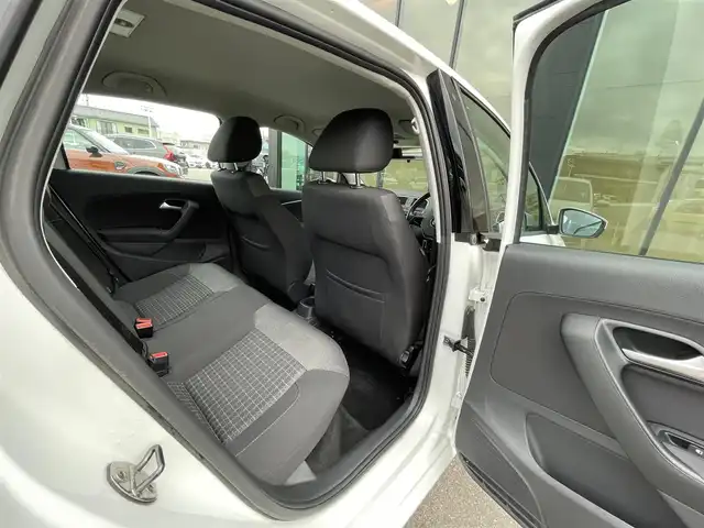 フォルクスワーゲン ポロ TSIコンフォートライン 石川県 2015(平27)年 6.1万km 白 社外ナビ(carrozzeria)/フルセグTV/CD/DVD/SD/ETC/USB入力端子/純正フロアマット/アイドリングストップ/リモコンキー/純正15インチアルミホイール