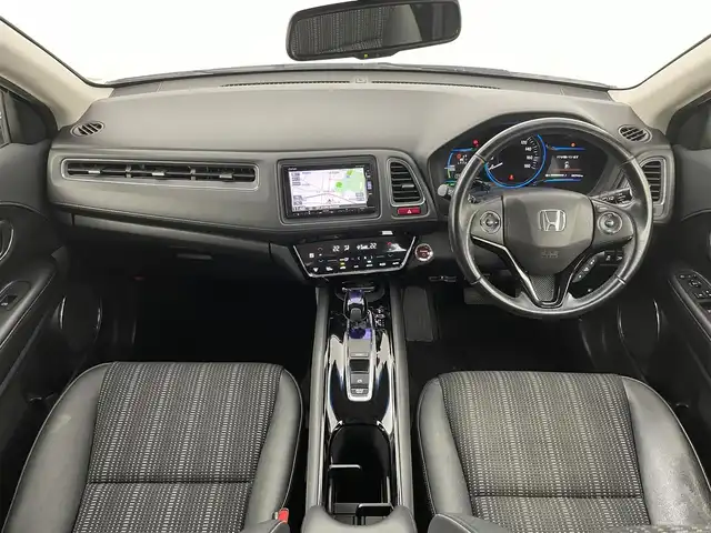 ホンダ ヴェゼル ハイブリッド Z 福岡県 2016(平28)年 8.3万km ホワイトオーキッドパール 純正７型ナビ（ＢＴ，フルセグＴＶ）　/バックカメラ　/ＥＴＣ　/前方ドライブレコーダー　/クルーズコントロール　/シティブレーキアクティブシステム　/ＥＣＯＮ　/パドルシフト　/ハーフレザーシート　/純正１７インチＡＷ