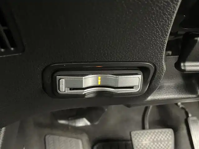 ホンダ ヴェゼル ハイブリッド Z 福岡県 2016(平28)年 8.3万km ホワイトオーキッドパール 純正７型ナビ（ＢＴ，フルセグＴＶ）　/バックカメラ　/ＥＴＣ　/前方ドライブレコーダー　/クルーズコントロール　/シティブレーキアクティブシステム　/ＥＣＯＮ　/パドルシフト　/ハーフレザーシート　/純正１７インチＡＷ