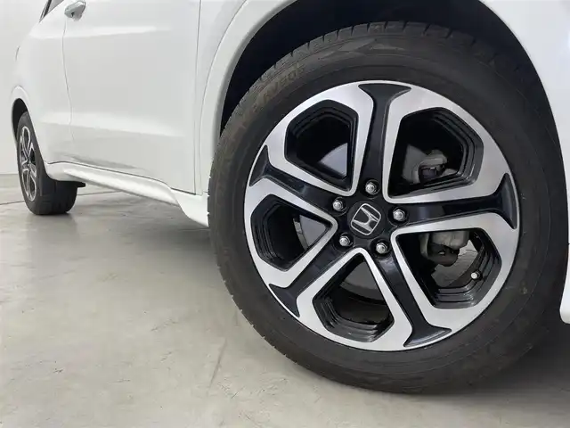 ホンダ ヴェゼル ハイブリッド Z 福岡県 2016(平28)年 8.3万km ホワイトオーキッドパール 純正７型ナビ（ＢＴ，フルセグＴＶ）　/バックカメラ　/ＥＴＣ　/前方ドライブレコーダー　/クルーズコントロール　/シティブレーキアクティブシステム　/ＥＣＯＮ　/パドルシフト　/ハーフレザーシート　/純正１７インチＡＷ
