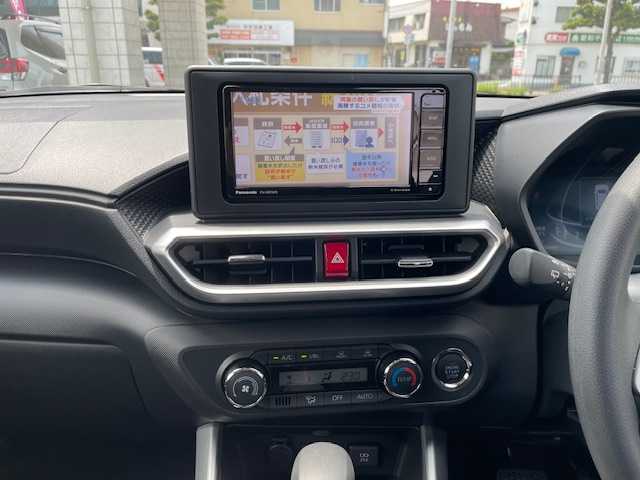 トヨタ ライズ G 大分県 2022(令4)年 1.3万km ターコイズブルーマイカメタリック 社外メモリーナビ(CH-HE01WD)/【フルセグTV/Bluetooth/DVD/CD/SD/AMFMラジオ】/外部端子接続：USB（フロント1個/リア2個）/ドライブレコーダー前後録画(ZDR016)/LEDヘッドライト/スマートアシスト/・衝突回避支援ブレーキ/・衝突警報機能/・車線逸脱警報機能/・車線逸脱抑制制御機能/・ブレーキ制御付誤発進抑制機能(前後)/・先行車発進お知らせ機能/・オートハイビーム/・コーナーセンサー(前後各2個)/・標識認識機能/プッシュスタート/スマートキー2本/ヘッドライトリベライザー/電動格納ミラー/ウィンカーミラー/純正ドアバイザー/純正フロアマット/保証書/取扱説明書