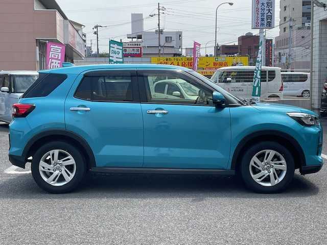 トヨタ ライズ G 大分県 2022(令4)年 1.3万km ターコイズブルーマイカメタリック 社外メモリーナビ(CH-HE01WD)/【フルセグTV/Bluetooth/DVD/CD/SD/AMFMラジオ】/外部端子接続：USB（フロント1個/リア2個）/ドライブレコーダー前後録画(ZDR016)/LEDヘッドライト/スマートアシスト/・衝突回避支援ブレーキ/・衝突警報機能/・車線逸脱警報機能/・車線逸脱抑制制御機能/・ブレーキ制御付誤発進抑制機能(前後)/・先行車発進お知らせ機能/・オートハイビーム/・コーナーセンサー(前後各2個)/・標識認識機能/プッシュスタート/スマートキー2本/ヘッドライトリベライザー/電動格納ミラー/ウィンカーミラー/純正ドアバイザー/純正フロアマット/保証書/取扱説明書