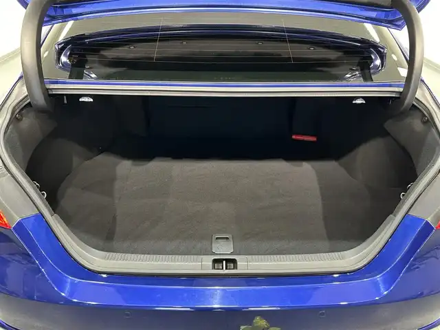 トヨタ カムリ WSレザーパッケージ 愛知県 2021(令3)年 2.8万km ダークブルーマイカM 純正９インチディスプレイオーディオ/衝突軽減ブレーキ/レーダークルーズコントロール　/レーンキープアシスト/クリアランスソナー/ブラインドスポットモニター/ビルトインＥＴＣ２．０/レザーシート/シートヒーター/バックカメラ/パドルシフト/ドライブレコーダー/カラーヘッドアップディスプレイ　/純正18インチアルミホイール/純正フロアマット/4WD