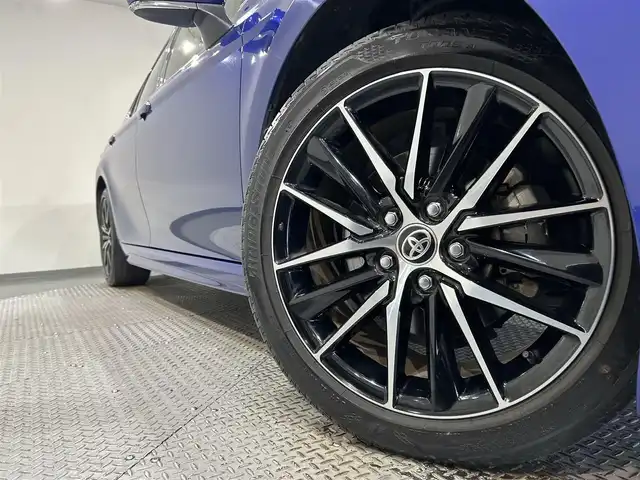 トヨタ カムリ WSレザーパッケージ 愛知県 2021(令3)年 2.8万km ダークブルーマイカM 純正９インチディスプレイオーディオ/衝突軽減ブレーキ/レーダークルーズコントロール　/レーンキープアシスト/クリアランスソナー/ブラインドスポットモニター/ビルトインＥＴＣ２．０/レザーシート/シートヒーター/バックカメラ/パドルシフト/ドライブレコーダー/カラーヘッドアップディスプレイ　/純正18インチアルミホイール/純正フロアマット/4WD