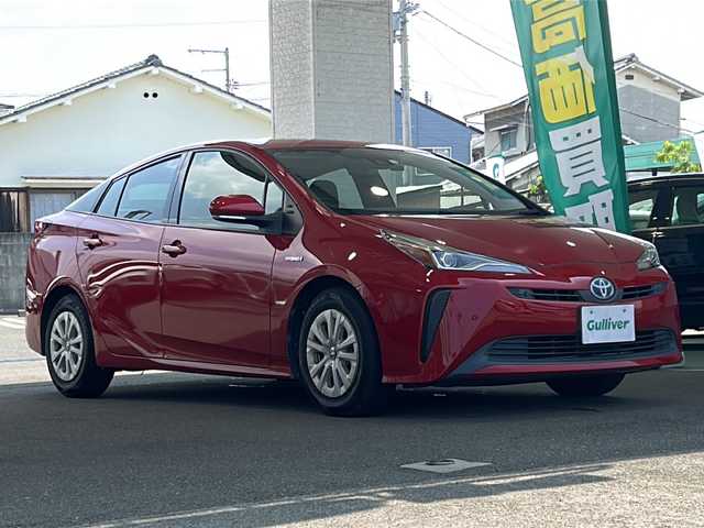 トヨタ プリウス S 愛媛県 2019(令1)年 10.2万km エモーショナルレッドⅡ ワンオーナー/純正SDナビ(NSZT-W68T)/・フルセグTV/・Bluetooth接続/・CD/DVD再生/・AM/FM/バックカメラ/ビルトインETC/ToyotaSafetySense/・プリクラッシュセーフティ/・レーンディパーチャーアラート/・レーダークルーズコントロール/・オートマチックハイビーム/・レーンキーピングアシスト/・コーナーセンサー/先行車発進アラート/横滑り防止装置/前後ドライブレコーダー/純正15インチアルミホイール/スマートキー/スペアキー